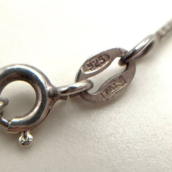 Cat Heart Pendant on a 16" Silver Chain. Stamped 925 - Picture 3 of 6